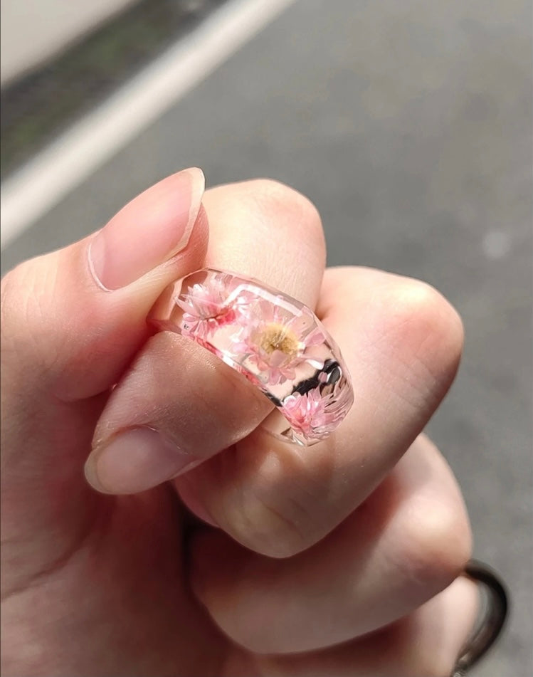 Nature-inspired daisy ring made with real pressed flowers