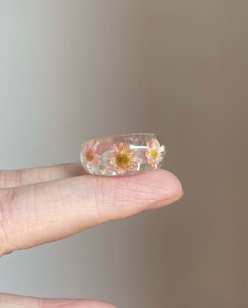 Handmade daisy resin ring with real pressed flower design