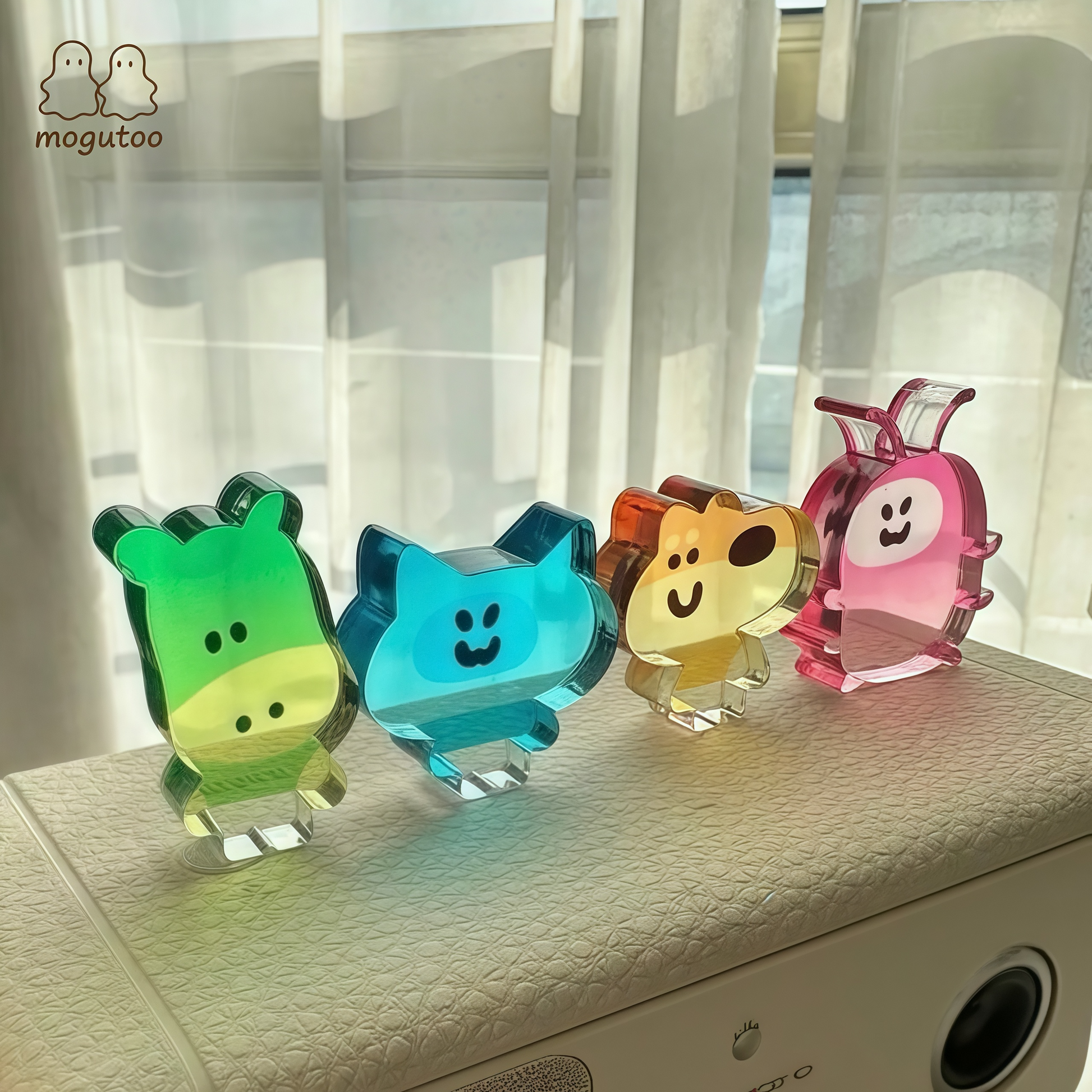 Prism pets on windowsill – acrylic mood animals reflecting light