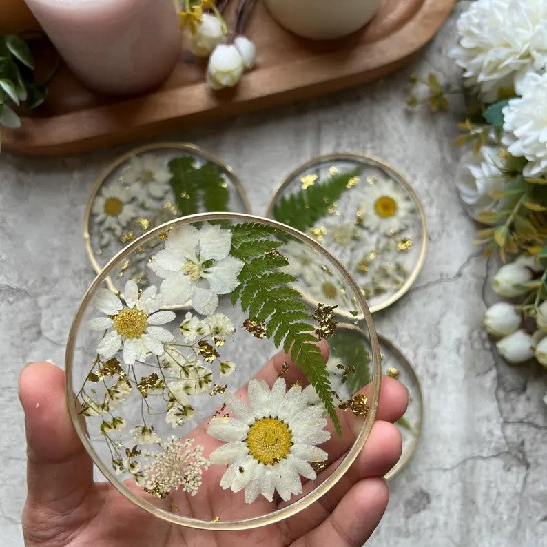 Botanical table decor round coaster – innocence daisy design